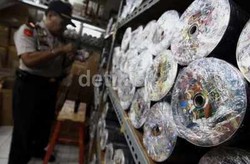 Puluhan Ribu Keping VCD Bajakan Asal Jakarta Disita Polda Kalbar