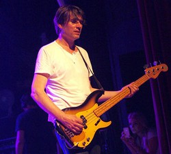 Bassist Blur Menjadi Pembawa Acara Kuis Musik di Inggris