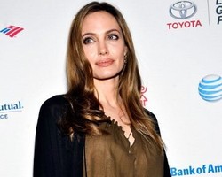 Foto: Penampilan Jolie Pasca Jalani Operasi Pengangkatan Payudara
