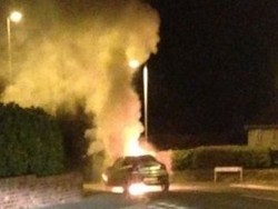 Pengendara Wanita Terjebak di Mobil yang Terbakar