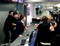 Penumpang vs Petugas Bandara, Lagi-lagi Terjadi di China
