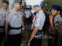 Brimob Kawal KPK Sita Mobil Lutfi