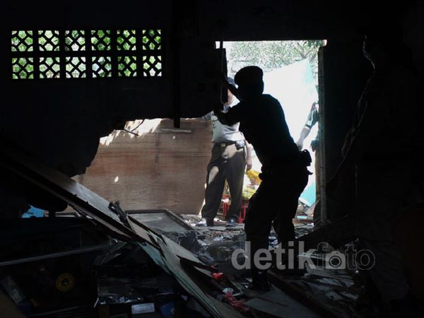 Puluhan Kios di Stasiun Tebet Dibongkar