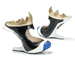 Desainer Israel Ciptakan Sepatu Unik Bergambar Tokoh Jahat Disney