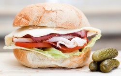 Terlalu Banyak Beri Acar Timun pada Sandwich, Pelayan Resto Diserang Pembeli