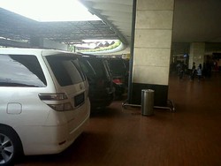 Duh, Mobil Mewah Masih Parkir Sembarang di Bandara