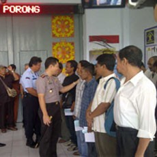 Polisi Dampingi Napi yang Baru Saja Bebas Balik ke Rumah