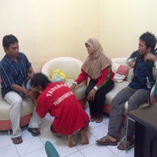 Pelaku Pemenggal Kepala Ibu Bersimpuh di Kaki Istri