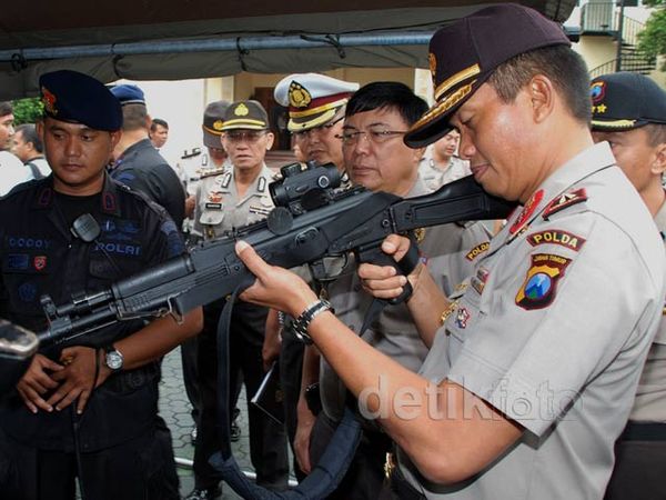 Peralatan Gegana Dicek