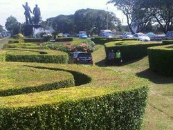Innova Nyelonong Masuk Taman di Gerbang Bandara Soekarno-Hatta