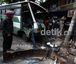 Jokowi Nggak Heran Kalau Metromini & Kopaja Suka Nabrak
