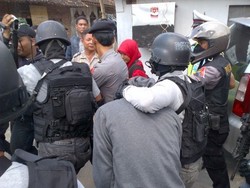 Densus Tangkap 2 Terduga Teroris di Solo