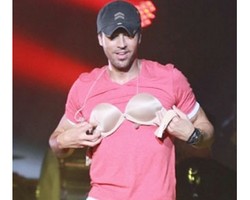 Enrique Iglesias Coba Pakai Bra Saat Konser di New York
