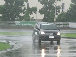 Merasakan Ketangguhan Ban MPV Bridgestone di Lintasan Basah