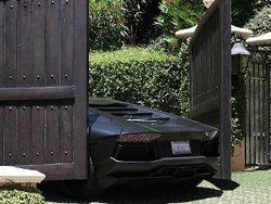 Lucu, Lamborghini Aventador Milik Kanye West Terjepit Pintu Gerbang
