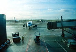 Survei: Pria Indonesia Lebih Boros Uang di Dalam Pesawat