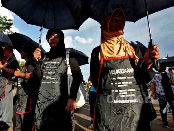 Bercelemek Hitam, Ibu-ibu Demo HAM