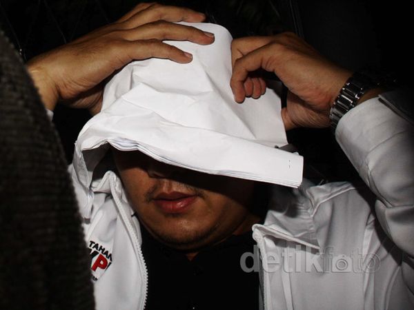 Tutupi Wajah, Effendi Kumala Digiring ke Rutan