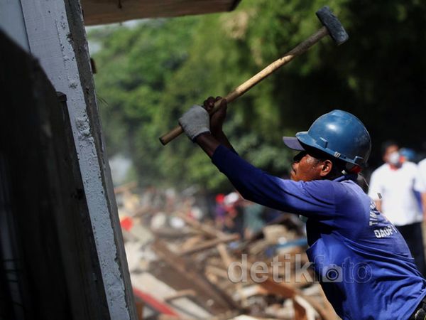 Kios di Stasiun Pasar Minggu Baru Dibongkar