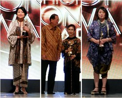 Carmanita & Non Kawilarang Dianugerahi Gelar Fashion Icon oleh JFFF
