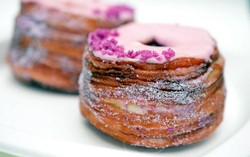 Cronuts, Croissant dan Donat Dalam Satu Gigitan yang Populer di Amerika