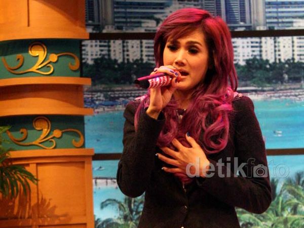 Rambut Ngejreng Mulan Jameela