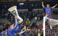 Para pemain Chelsea merayakan keberhasilan mereka menjadi juara. REUTERS/Dylan Martinez.