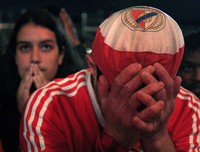 Gagal jadi juara tidak hanya mengecewakan pemain Benfica, tetapi juga para fans mereka. REUTERS/Jose Manuel Ribeiro.