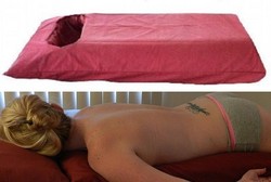 Bantal Ini Bantu Wanita Berpayudara Besar Agar Tak Susah Tidur Tengkurap