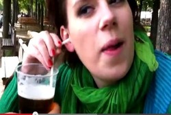 Unik! Wanita Ini Bisa Sedot Minuman Lewat Telinganya