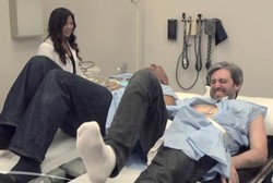 Ketika Pria-pria Gagah Mencoba Rasanya Melahirkan Bayi