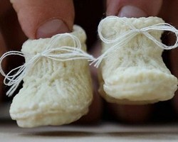 Wow, Air Susu Ibu Jadi Bahan Baku Sepatu Mungil Ini