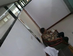 Jelang Sidang, Fathanah Khusyuk Mengaji di Ruang Tunggu Tipikor