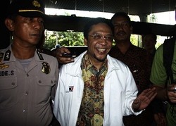 Senyum Merekah Fathanah di Pengadilan Tipikor