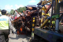 Pikap Tabrak Bus di Banyumas, 1 Orang Tewas dan Puluhan Terluka