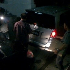 KPK Bawa Empat Dus dari Rumah Dinas Dada Rosada