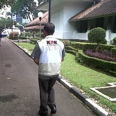 Bersarung Tangan, Tim KPK Geledah Rumah Dinas Walikota Bandung