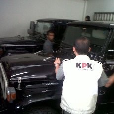 KPK Periksa Tiga Mobil di Garasi Rumah Dinas Dada Rosada