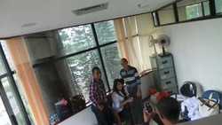 Tunggu Sidang, Maharani Asyik Ngobrol & Berfoto Ria