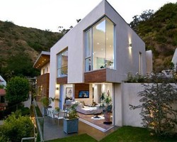 Baru 5 Bulan Menikah, Bos Playboy Belikan Rumah Rp 48 Miliar untuk Crystal Harris