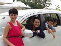 Arie Untung Kini Bisa Menyuruh Istrinya Nyetir Sendiri