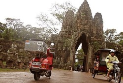 Hebat! Pria Ini Keliling Dunia Naik Vespa