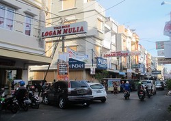 Masuk ke Gudang Emas di Makassar