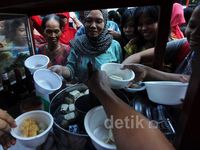 Hadiri Pelantikan Wali Kota, Warga Serbu Jajanan Gratis
