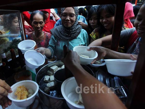 Hadiri Pelantikan Wali Kota, Warga Serbu Jajanan Gratis