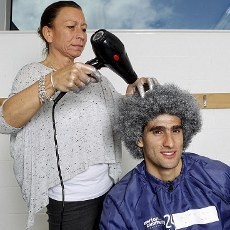Ketika Fellaini Cat Rambut Kribonya dengan Warna Perak