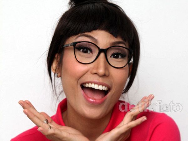Ayu Dewi yang Selalu Ceria