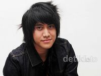 Gaya Serba Hitam Kevin Aprilio