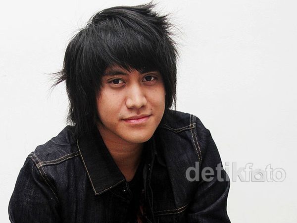 Gaya Serba Hitam Kevin Aprilio Gaya Serba Hitam Kevin Aprilio