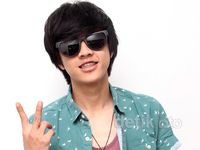Gaya Bisma SMASH Berkacamata Hitam
